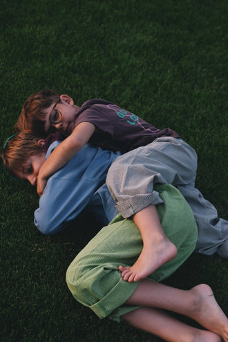 spodnie w kratę dziecięce foggy brown vichy brązowe outfit stylizacja t-shirt dzieci chłopiec