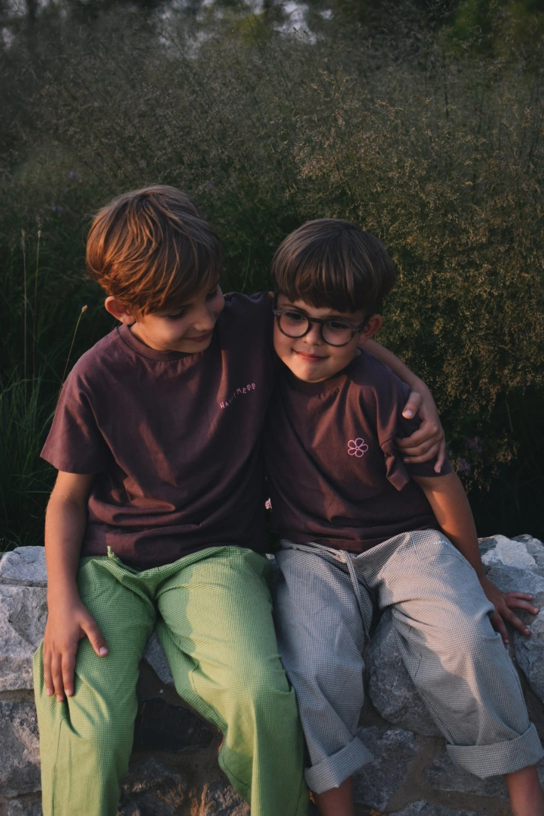 spodnie w kratę dziecięce foggy brown vichy brązowe outfit stylizacja dzieci chłopiec t-shirt dziecięcy brązowy flower power bawełna organiczna organic cotton 