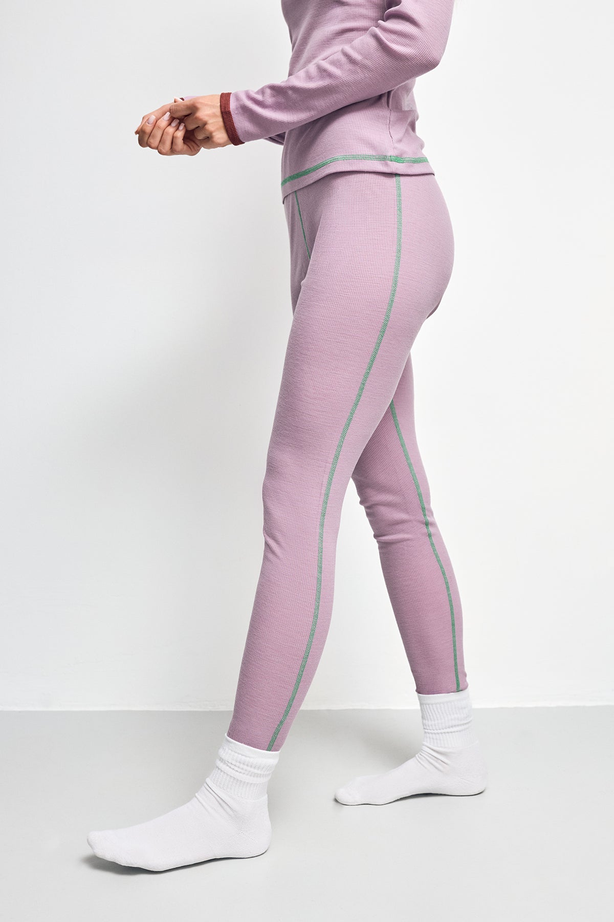 [Modelka ma 175 cm wzrostu i nosi rozmiar S] spodnie termiczne damskie legginsy termo fiolet  wełniana wełna