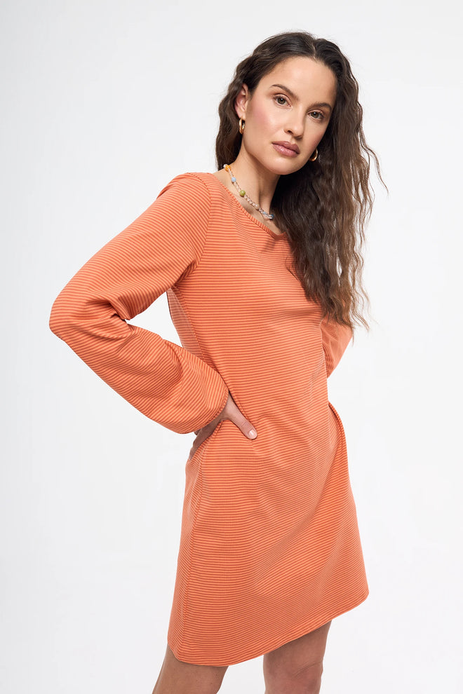 [pl][Modelka ma 174 cm i nosi rozmiar S] [en][The model is 174 cm and wears size S] [de][Das Model ist 174 cm groß und trägt Größe S] bawełniana pomarańczowa sukienka mini w paski trapezowa women's cotton dress baumwoll minikleid damenkleid kleid