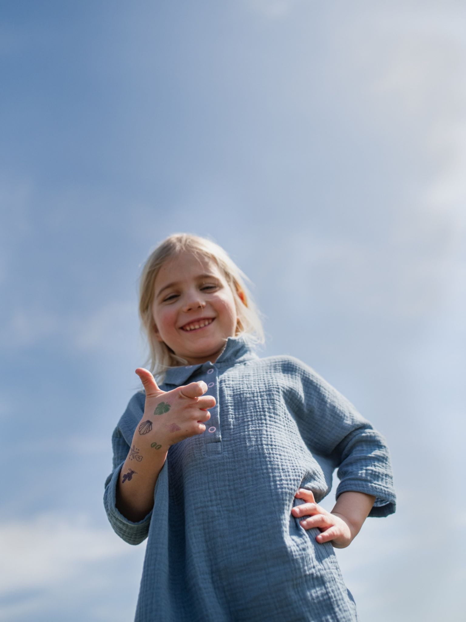 [Marcelinka ma 122 cm wzrostu i nosi sukienkę w rozmiarze 5-6 lat] dziecięca sukienka muślinowa niebieska bawełna organiczna storm blue muslin dress organic cotton dziewczynka dziecko