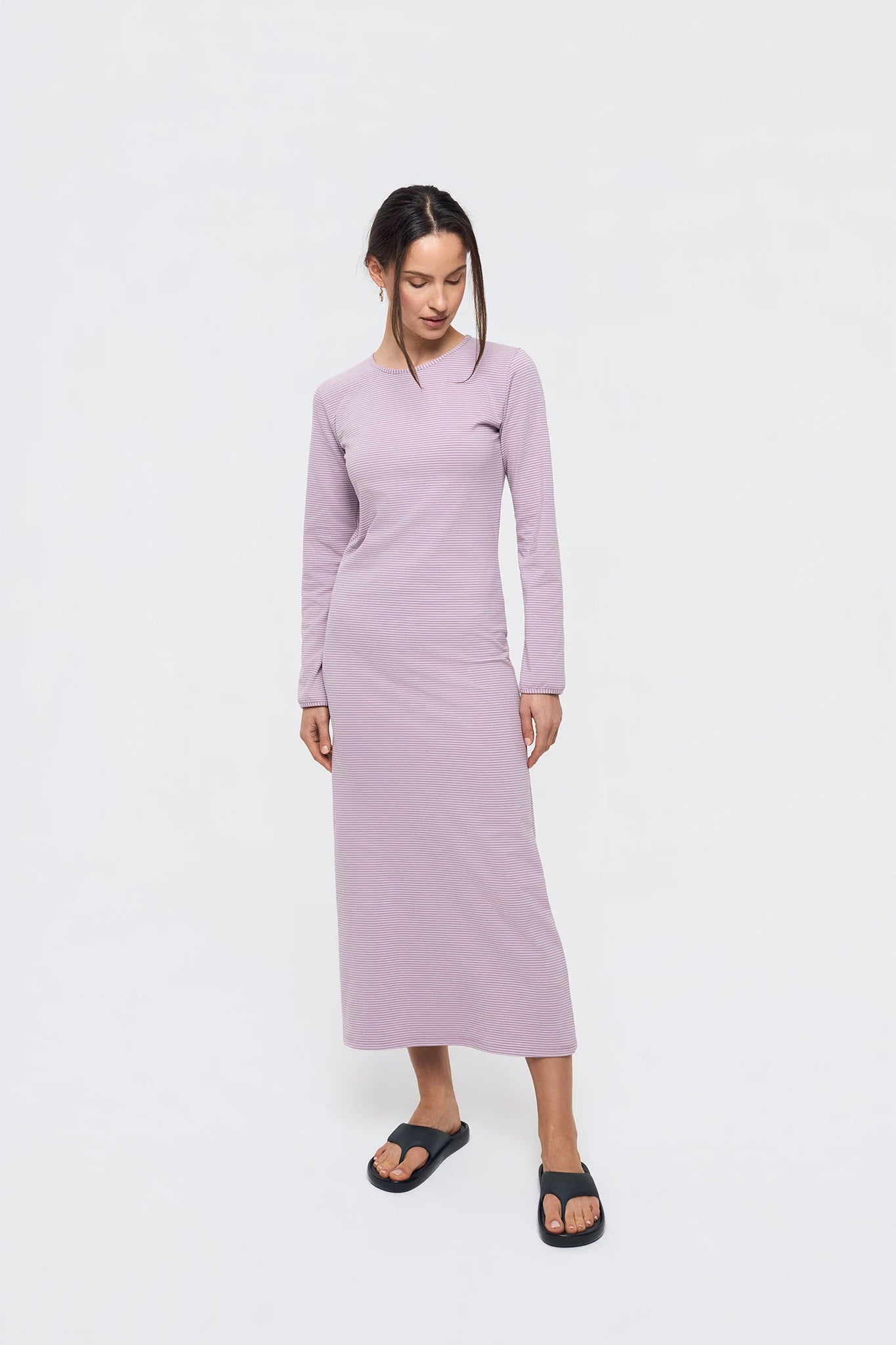 [pl][Modelka ma 174 cm i nosi rozmiar S] [en][The model is 174 cm and wears size S] [de][Das Model ist 174 cm groß und trägt Größe S] sukienka midi w paski długa sukienka w paski fioletowa modelka adult wiosna dress lavender kleid damenkleid