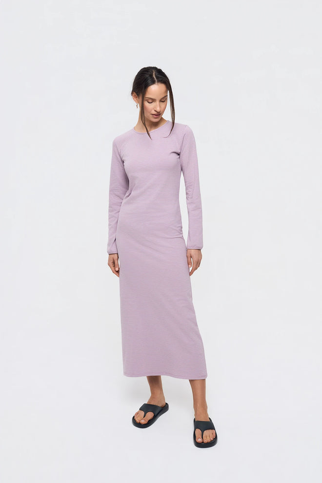 [pl][Modelka ma 174 cm i nosi rozmiar S] [en][The model is 174 cm and wears size S] [de][Das Model ist 174 cm groß und trägt Größe S] sukienka midi w paski długa sukienka w paski fioletowa modelka adult wiosna dress lavender kleid damenkleid