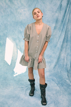 [Modelka ma 168 cm wzrostu i nosi rozmiar S] sukienka damska w kratkę krata brązowa foggy brown vichy modelka stylizacja