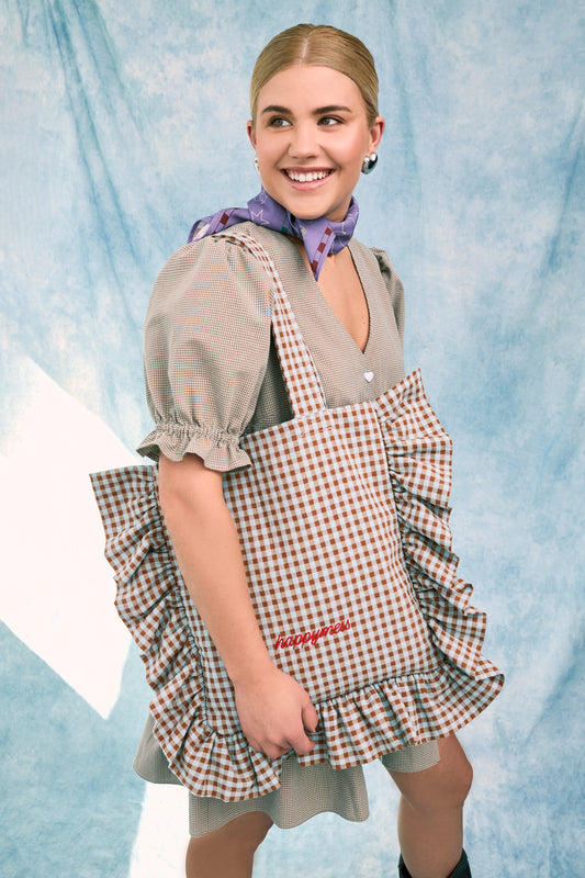 [Modelka ma 168 cm wzrostu i nosi rozmiar S] sukienka damska w kratkę krata brązowa foggy brown vichy modelka stylizacja outfit bandana torbeka z falbanką