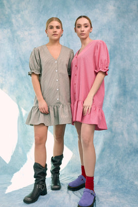 sukienka damska w kratkę krata brązowa foggy brown vichy modelki stylizacja sukienki wild berry