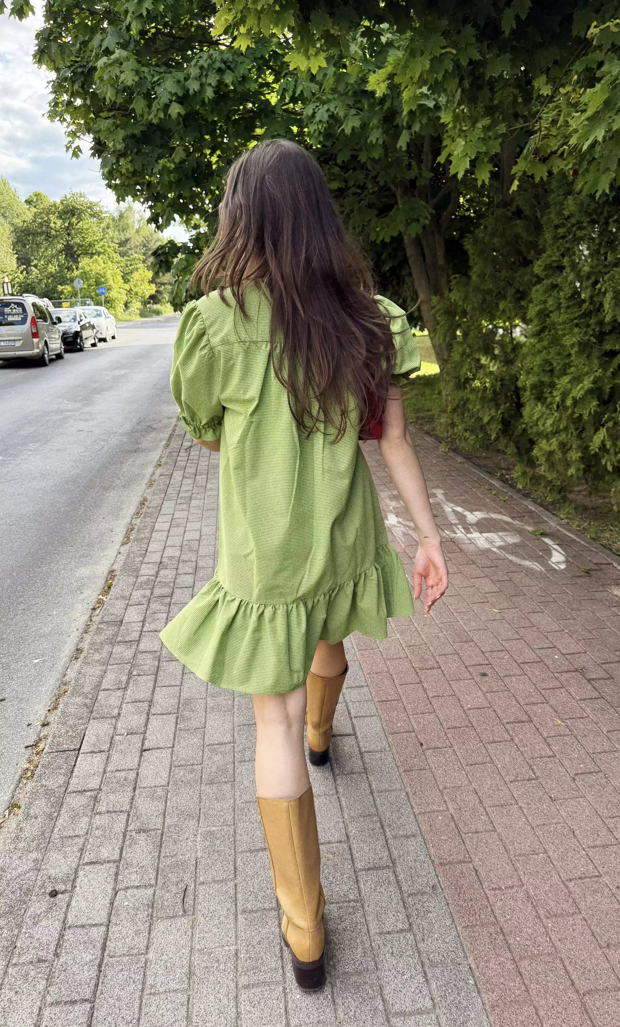 [Modelka ma 172 cm wzrostu i nosi rozmiar M] sukienka damska w kratę zielona vichy matcha green modelka stylziacja letnia