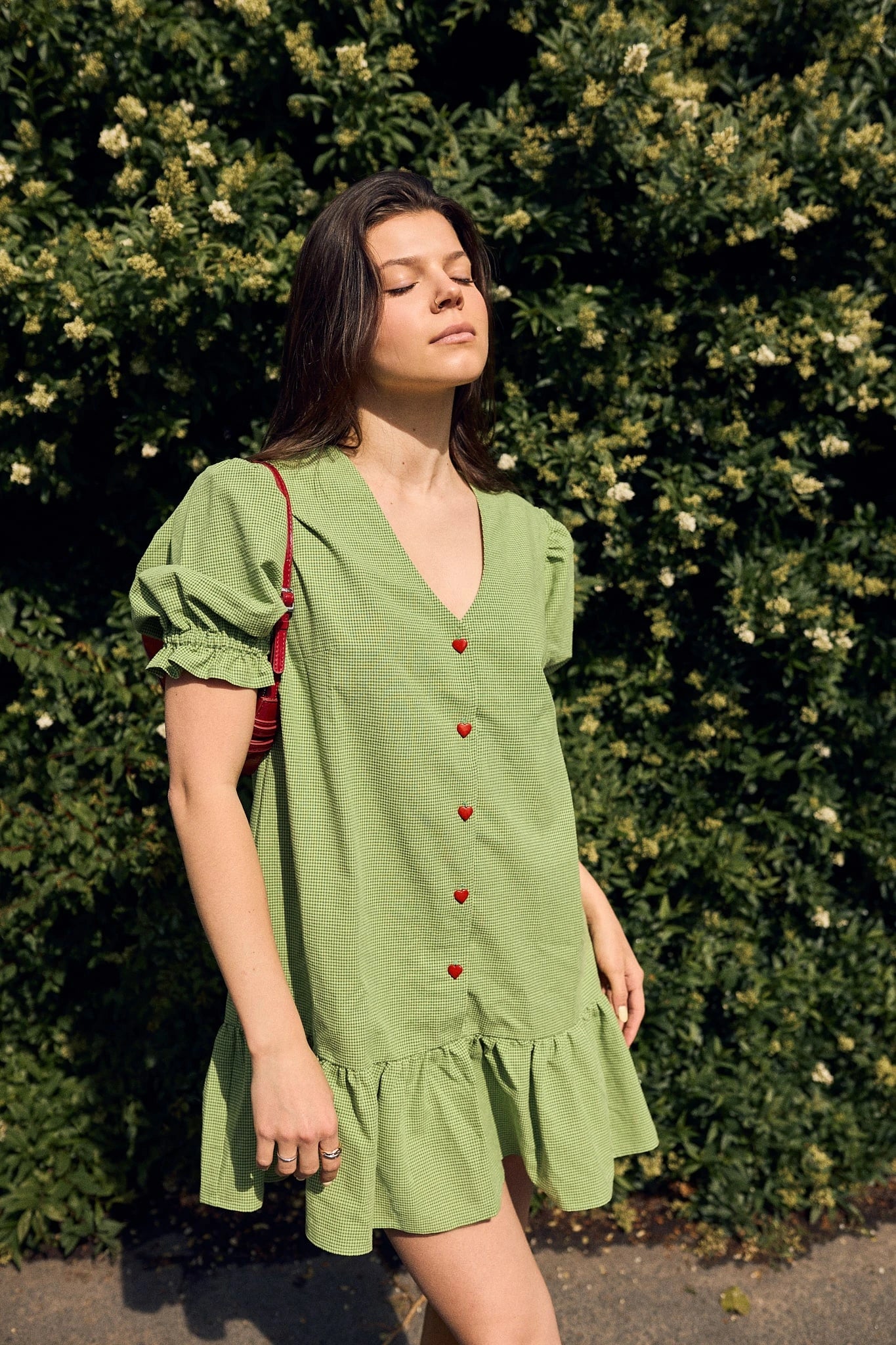 [Modelka ma 172 cm wzrostu i nosi rozmiar M] sukienka damska w kratę zielona vichy matcha green modelka stylizacja