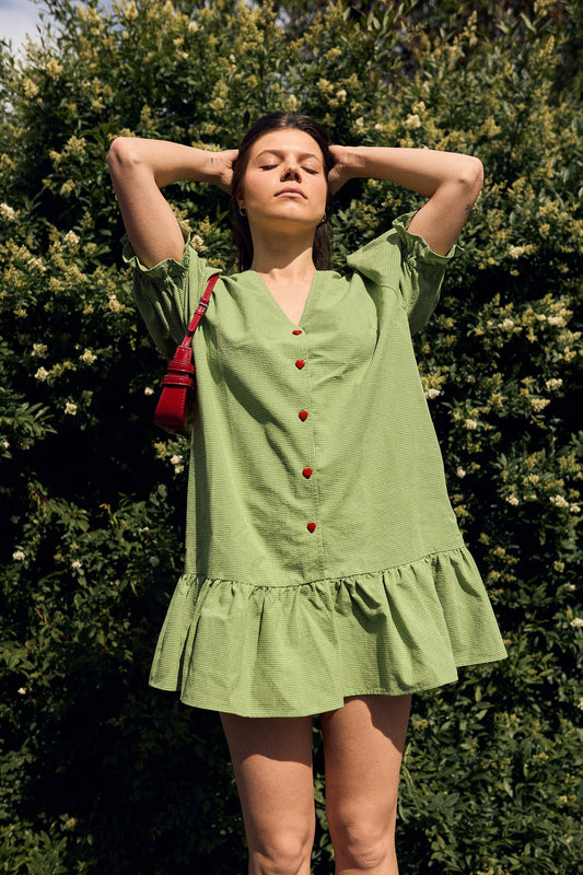 [Modelka ma 172 cm wzrostu i nosi rozmiar M] sukienka damska w kratę zielona vichy matcha green stylizacja letnia torebka 