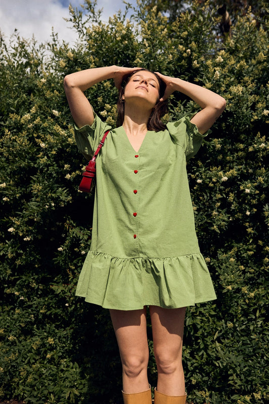 [Modelka ma 172 cm wzrostu i nosi rozmiar M] sukienka damska w kratę zielona vichy matcha green stylizacja letnia torebka outfit