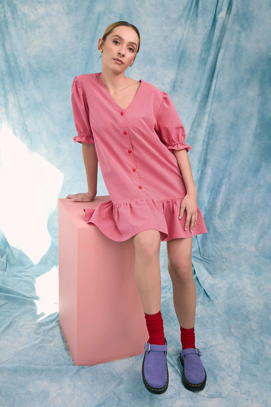 [Modelka ma 173 cm wzrostu i nosi rozmiar M] sukienka damska w kratę różowa krata wild berry vichy frilled modelka stylizacja koronka