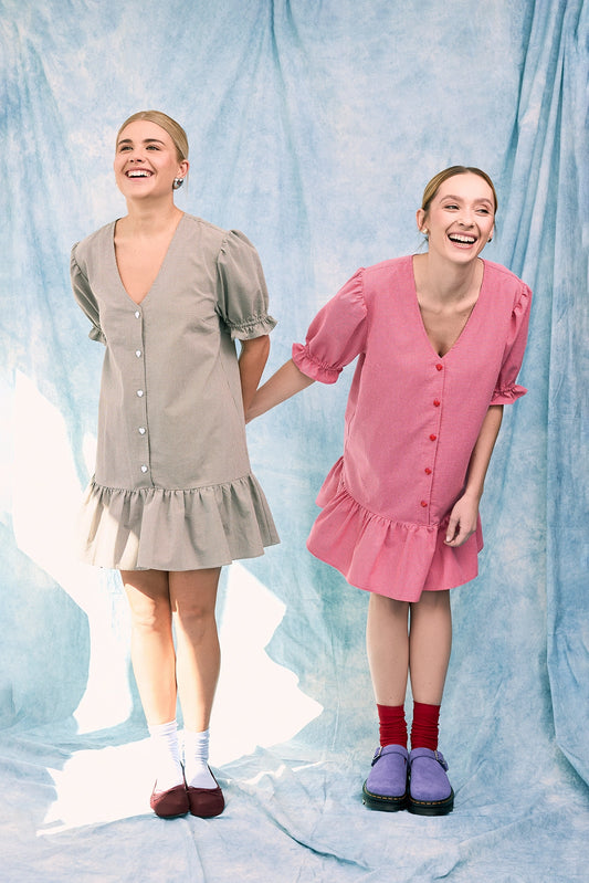 sukienka damska w kratę różowa krata wild berry vichy frilled modelki sukienki foggy brown