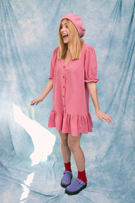 [Modelka ma 173 cm wzrostu i nosi rozmiar M] sukienka damska w kratę różowa krata wild berry vichy frilled modelka outfit stylizacja beret różowy