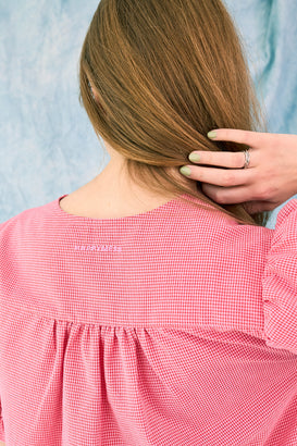 sukienka damska w kratę różowa krata wild berry vichy frilled modelka detal tył haft