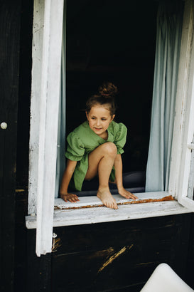 sukienka dziecięca w kratę z falbanką vichy matcha green zielona dziewczynka dziecko stylizacja