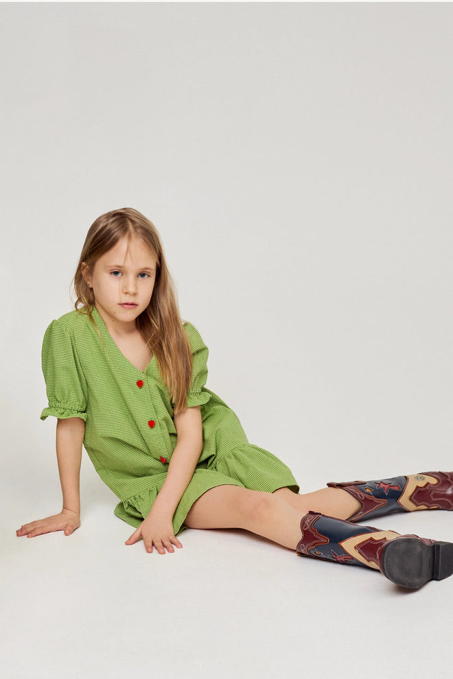 [pl][Modelka ma 120 cm i nosi rozmiar 7-8 lata] [en][The model is 120 cm and wears size 7-8 years] [de][Das Model ist 120 cm groß und trägt Größe 7-8 Jahre]  sukienka dziecięca w kratę z falbanką vichy matcha green zielona dziewczynka outfit