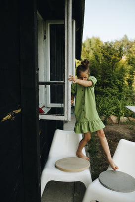 sukienka dziecięca w kratę z falbanką vichy matcha green zielona dziewczynka ogród stylizacja