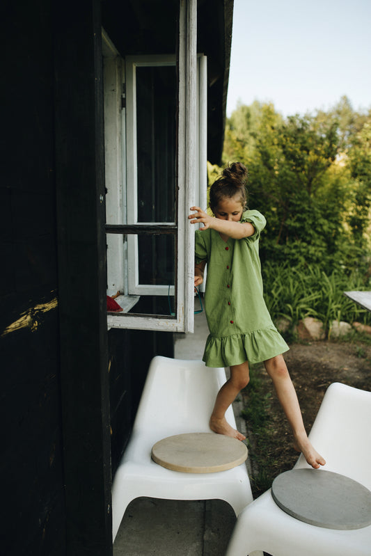 sukienka dziecięca w kratę z falbanką vichy matcha green zielona dziewczynka ogród stylizacja