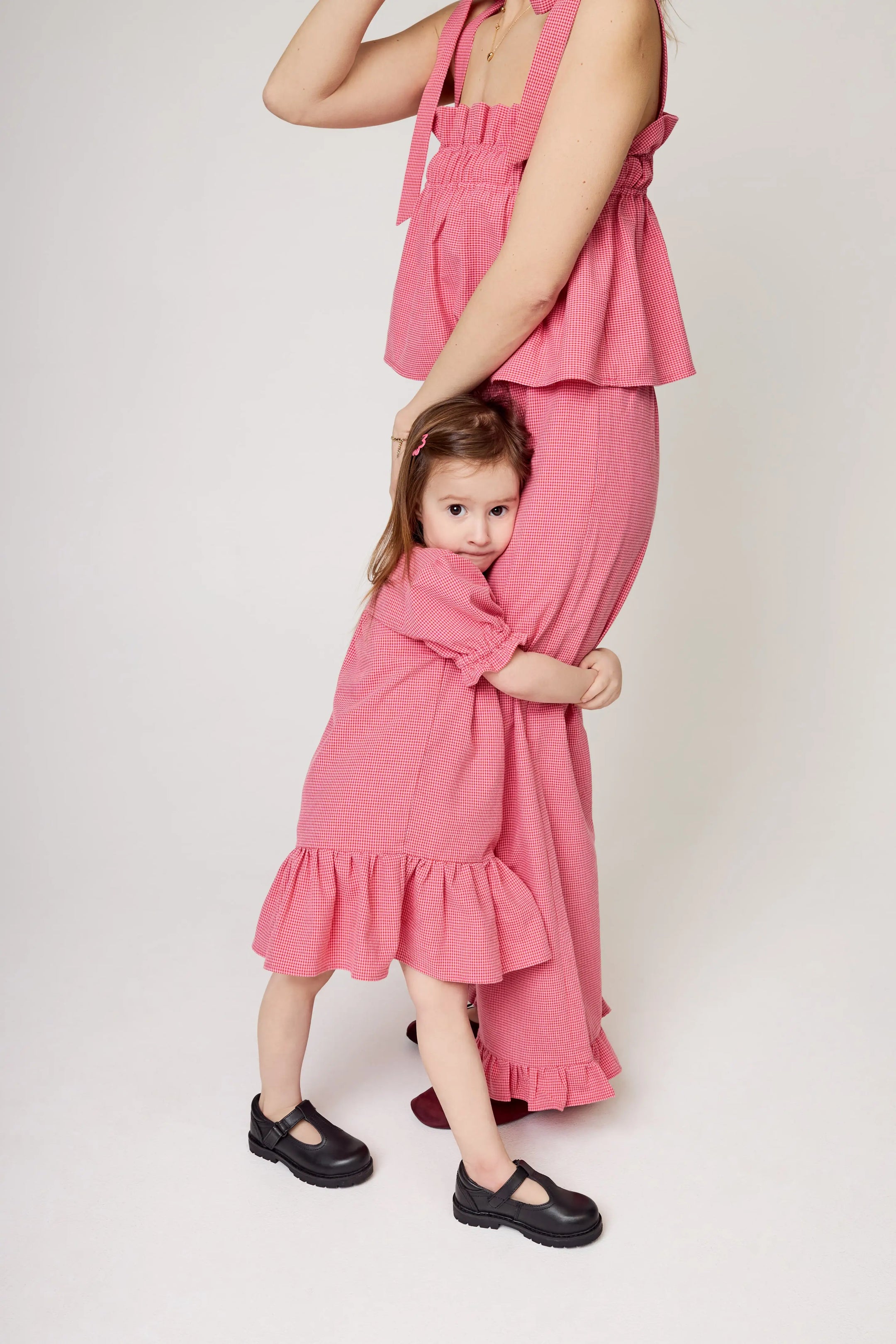 dziecięca sukienka w kratę różowa z falbanką wild berry dziecko mama matchy stylizacja spodnie top