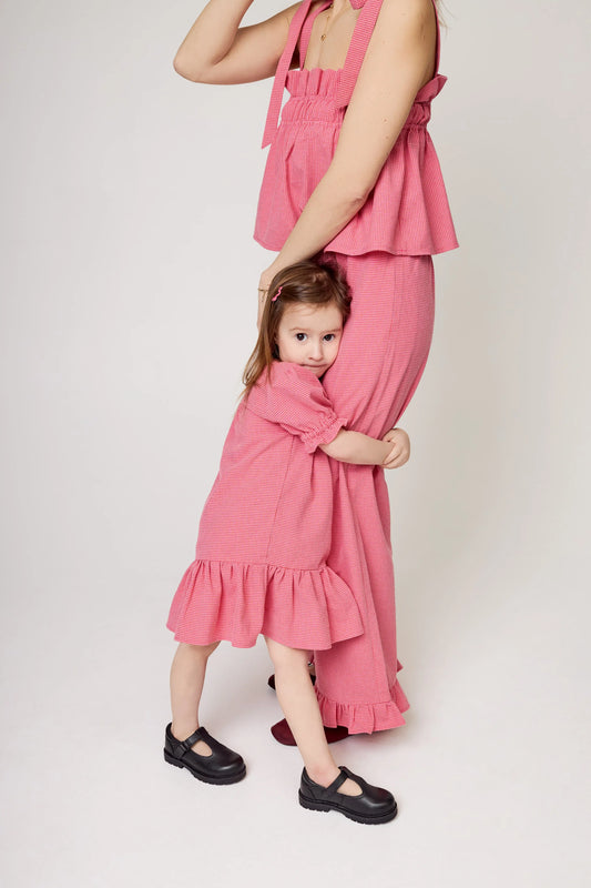 dziecięca sukienka w kratę różowa z falbanką wild berry dziecko mama matchy stylizacja spodnie top