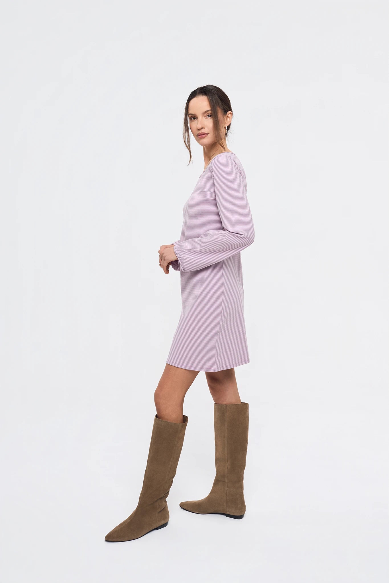 [pl][Modelka ma 174 cm wzrostu i nosi rozmiar S] [en][The model is 174 cm and wears size S] [de][Das Model ist 174 cm groß und trägt Größe S] bawełniana fioletowa lawendowa sukienka mini w paski trapezowa women's cotton dress baumwoll minikleid damenkleid kleid lavender shadow