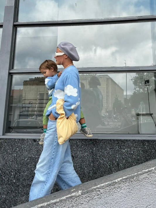 [Modelka ma 169 cm wzrostu i nosi rozmiar S] sweter cloudy unisex chmury błękitny stylizacja outfit beret torebka scrunchie pasujące stylizacje