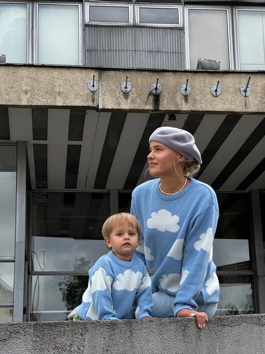 [Modelka ma 169 cm wzrostu i nosi rozmiar S] sweter cloudy unisex chmury błękitny stylizacja outfit beret dziecko mama pasujące swetry