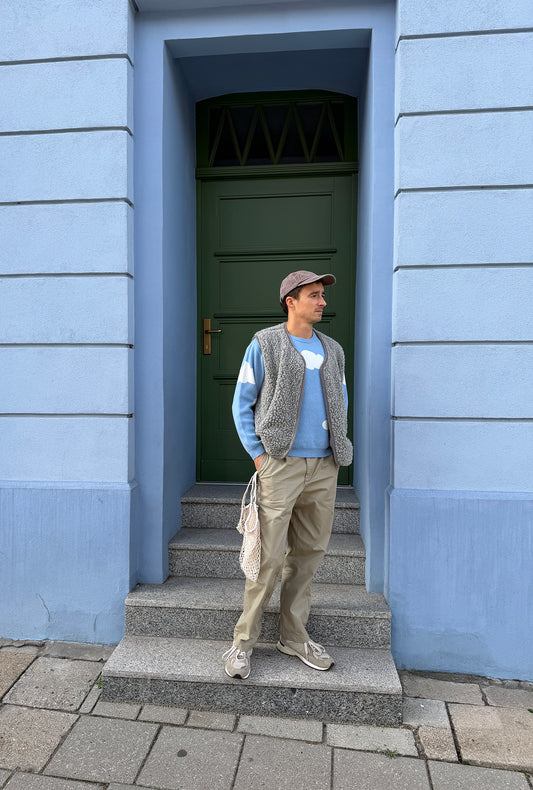 [Model ma 180 cm wzrostu i nosi rozmiar L] sweter cloudy unisex chmury błękitny stylizacja outfit kamizelka mężczyzna 