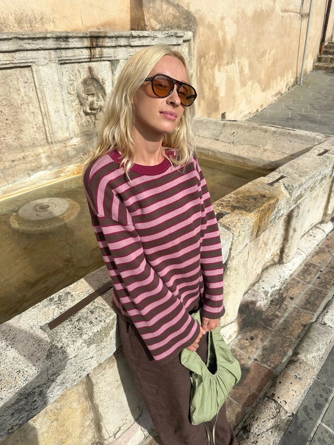 [pl][Modelka ma 173 cm wzrostu i nosi rozmiar S] [en][The model is 173 cm tall and wears size S] [de][Das Model ist 173 cm groß und trägt Größe S]
sweter bawełna organiczna paski berry stripes organic cotton sweater bio-baumwolle pullover damenpullover