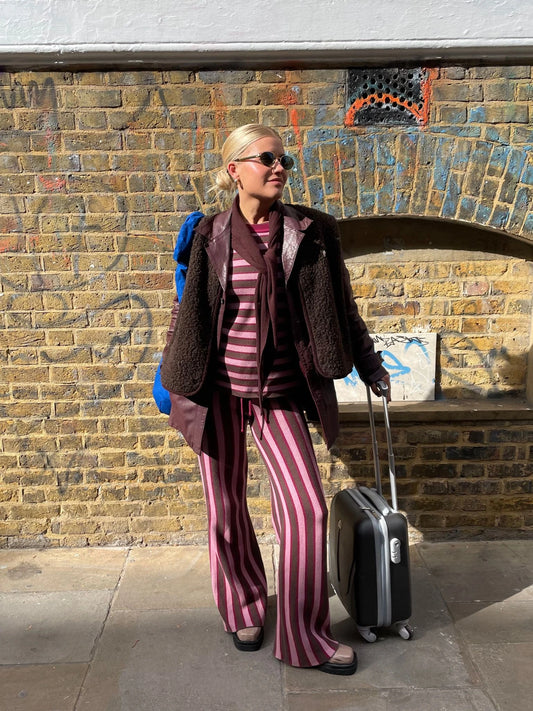 [Modelka ma 169 cm i nosi rozmiar S]   sweter bawełna organiczna paski berry stripes organic cotton outfit stylizacja chusta kamizelka torebka scrunchie