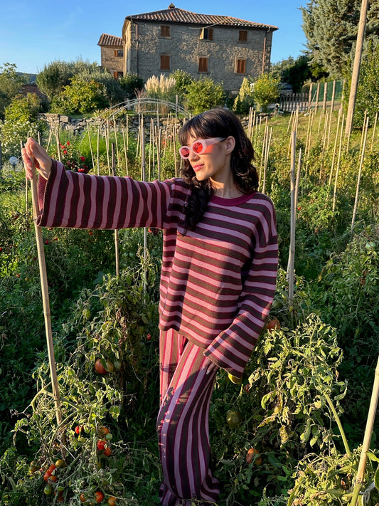 [Modelka ma na sobie rozmiar S]  sweter bawełna organiczna paski berry stripes organic cotton outfit stylizacja ogród