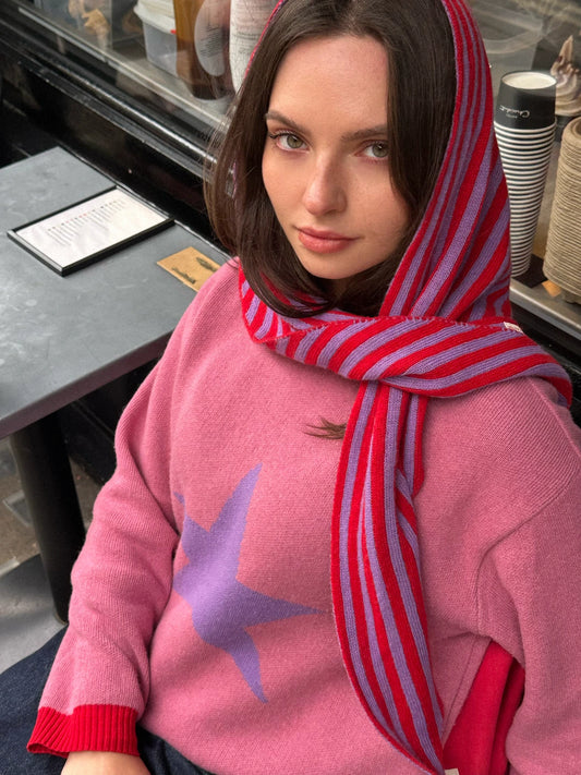 [Modelka ma 164 cm wzrostu i nosi rozmiar S] sweter damski wool blend star pink różowy outfit chusta berry bloom