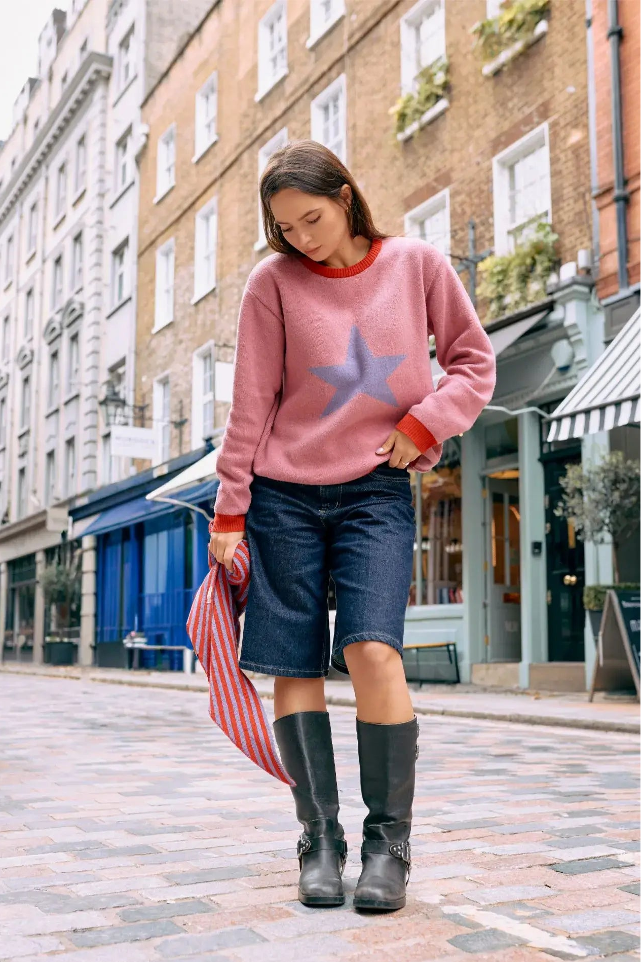 [Modelka ma 164 cm wzrostu i nosi rozmiar S] sweter damski wool blend star pink różowy outfit 