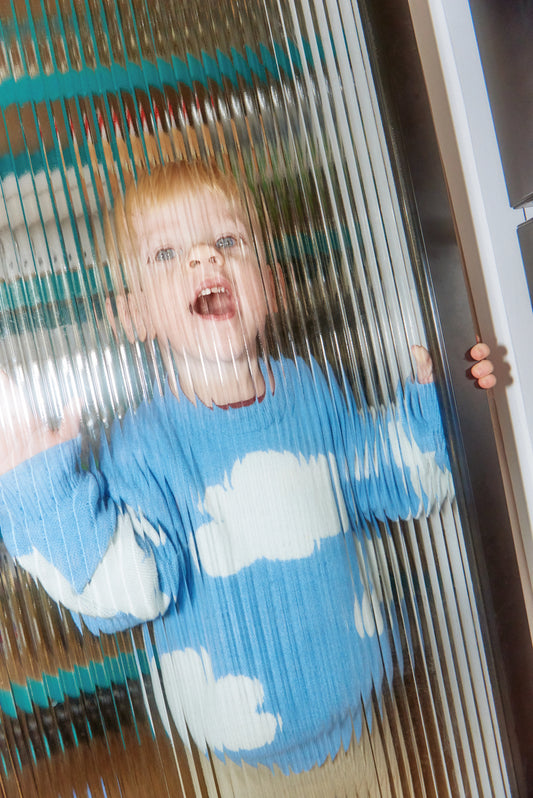 [Staszek ma 92 cm wzrostu i nosi rozmiar 3-4 lata] sweter dziecięcy cloudy chmury błękitny dziecko stylizacja outfit