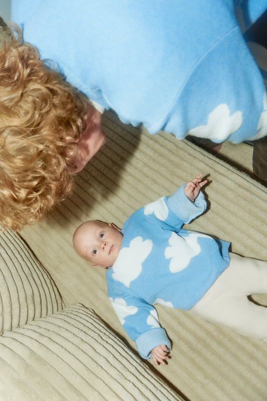 [Franek ma 72 cm wzrostu i nosi rozmiar 1-2 lata] sweter dziecięcy cloudy chmury błękitny dziecko stylizacja niemowlę 