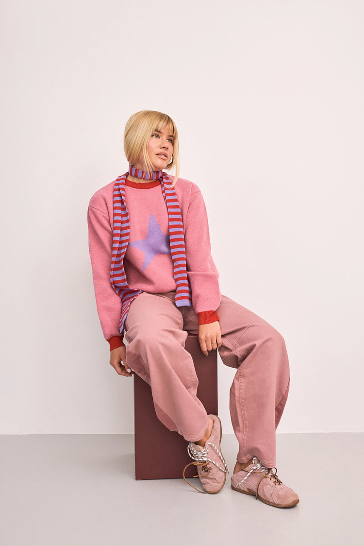 [pl][Modelka ma 168 cm i nosi rozmiar M] [en][The model is 168 cm and wears size M] [de][Das Model ist 168 cm groß und trägt Größe M]  sweter damski wool blend star pink różowy outfit 