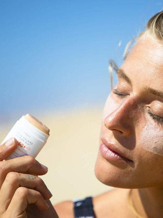 sztyft przeciwsłoneczny spf 50 golden złoty sunscreen stick modelka lato