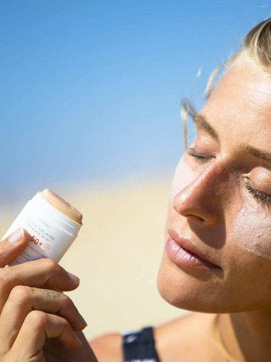 sztyft przeciwsłoneczny spf 50 golden złoty sunscreen stick modelka lato