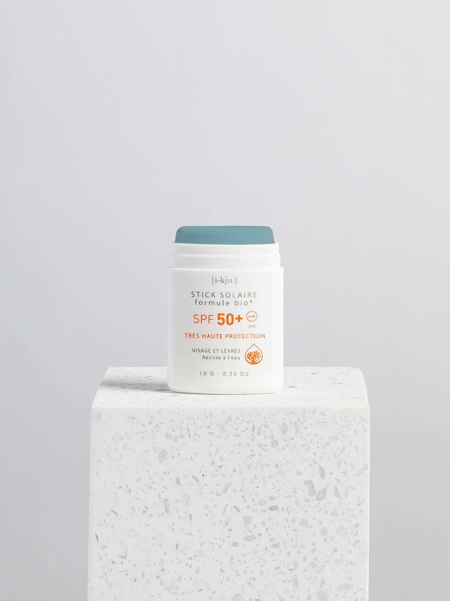 sztyft przeciwsłoneczny spf 50 sunscreen stick turquoise turkusowy tło