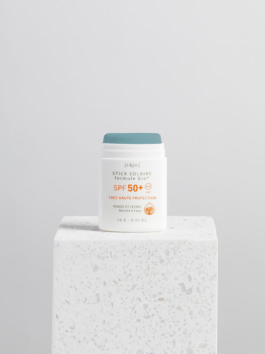 sztyft przeciwsłoneczny spf 50 sunscreen stick turquoise turkusowy tło