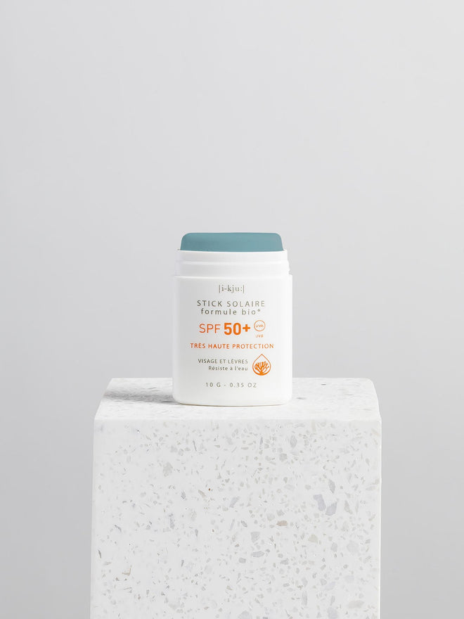 sztyft przeciwsłoneczny spf 50 sunscreen stick turquoise turkusowy tło