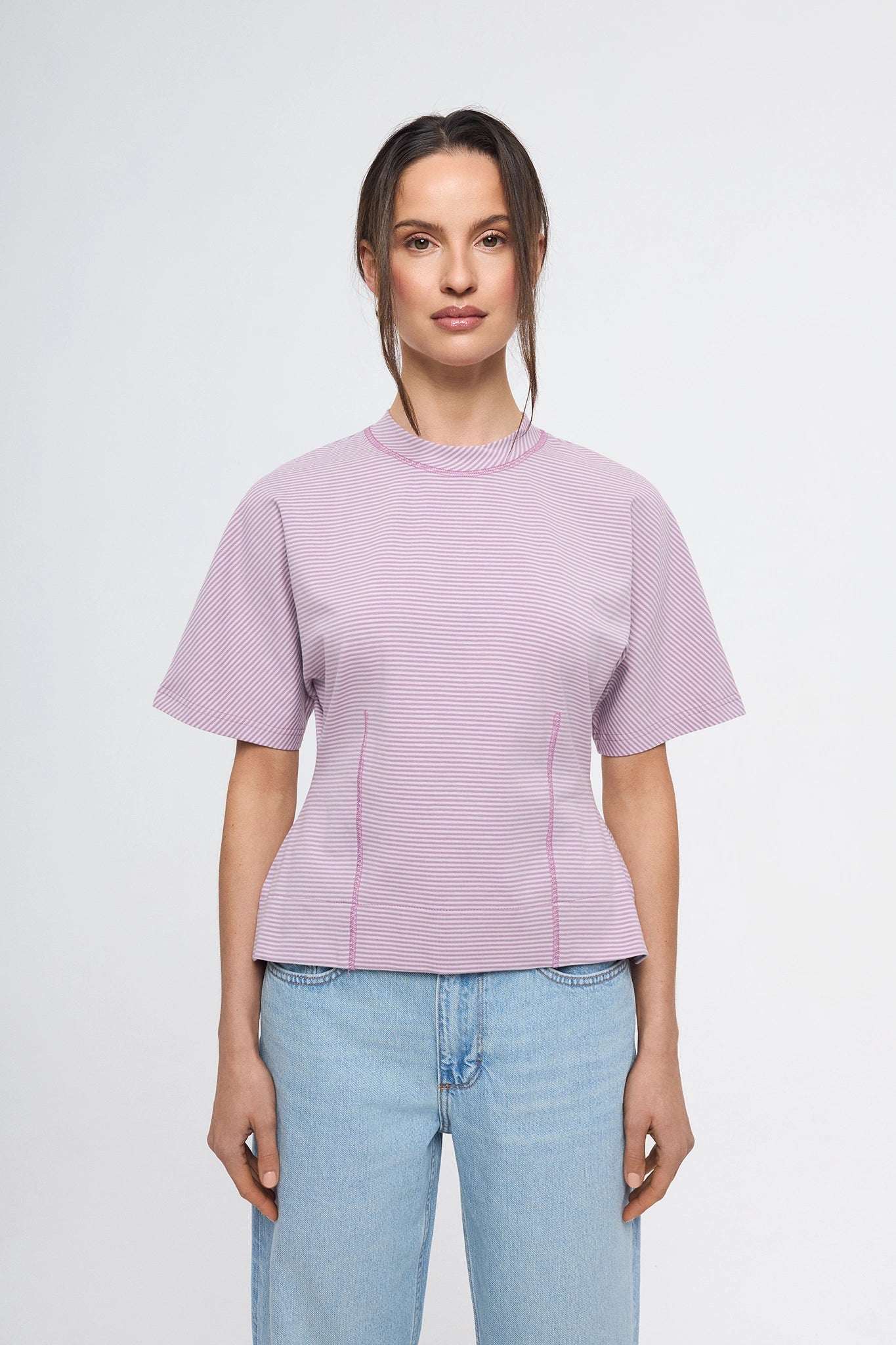 [pl][Modelka ma 174 cm i nosi rozmiar S] [en][The model is 174 cm and wears size S] [de][Das Model ist 174 cm groß und trägt Größe S]  t-shirt taliowany w paski damski outfit wiosna fioletowa bluzka