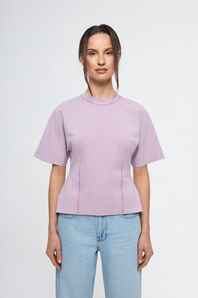 [pl][Modelka ma 174 cm i nosi rozmiar S] [en][The model is 174 cm and wears size S] [de][Das Model ist 174 cm groß und trägt Größe S]  t-shirt taliowany w paski damski outfit wiosna fioletowa bluzka