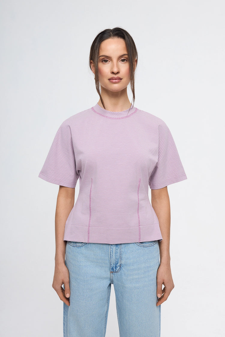 [pl][Modelka ma 174 cm i nosi rozmiar S] [en][The model is 174 cm and wears size S] [de][Das Model ist 174 cm groß und trägt Größe S]  t-shirt taliowany w paski damski outfit wiosna fioletowa bluzka