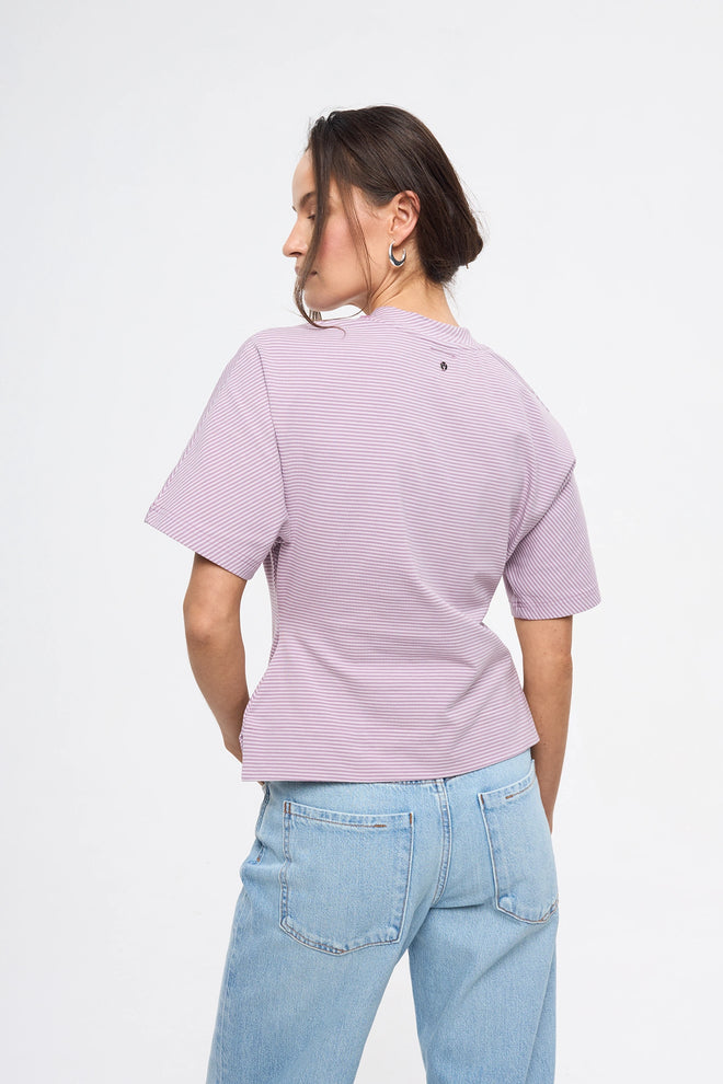 [pl][Modelka ma 174 cm i nosi rozmiar S] [en][The model is 174 cm and wears size S] [de][Das Model ist 174 cm groß und trägt Größe S]  t-shirt taliowany w paski damski outfit wiosna fioletowa bluzka