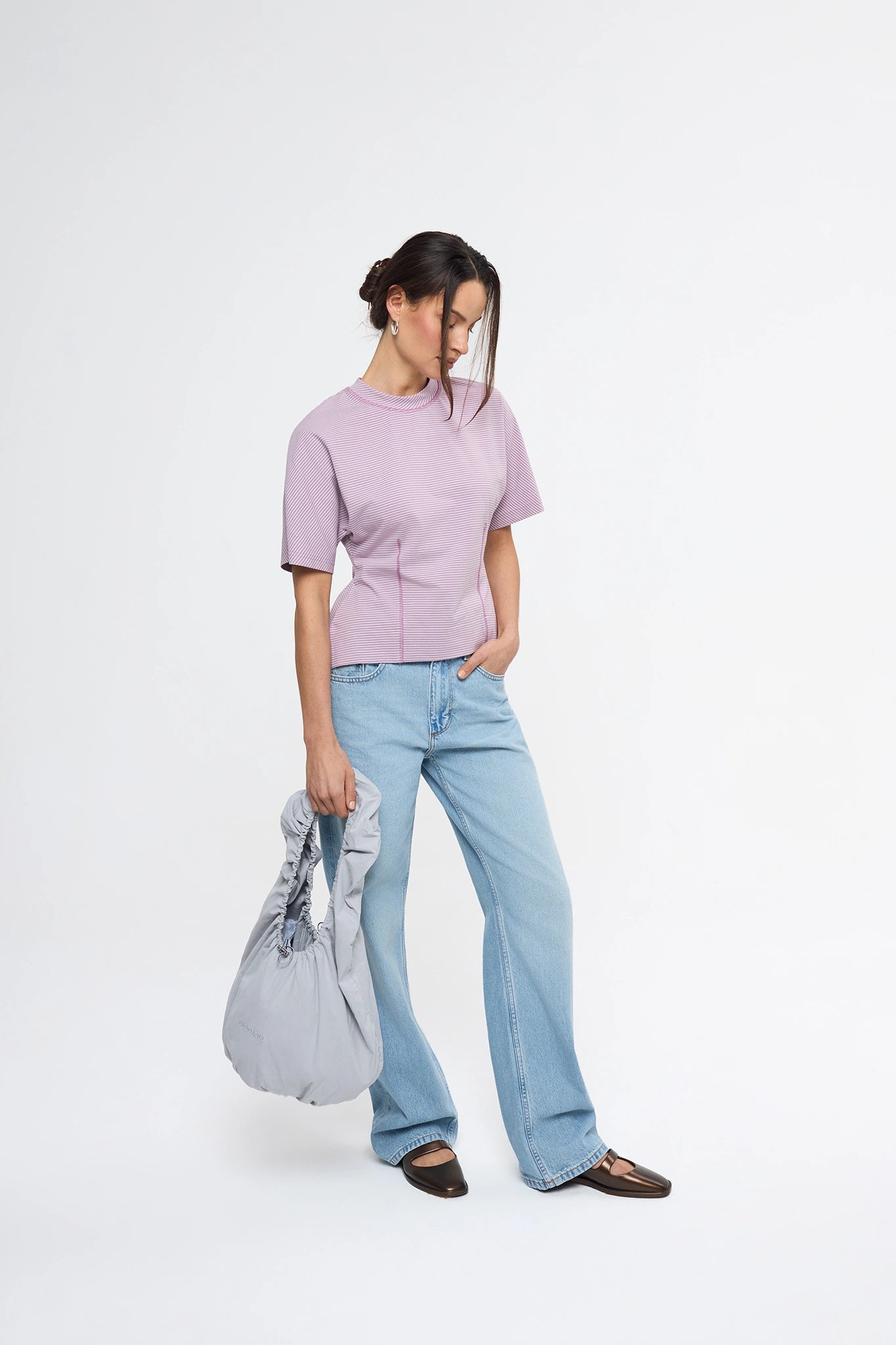 [pl][Modelka ma 174 cm i nosi rozmiar S] [en][The model is 174 cm and wears size S] [de][Das Model ist 174 cm groß und trägt Größe S]  t-shirt taliowany w paski damski outfit wiosna fioletowa bluzka