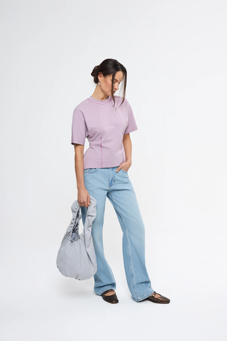 [pl][Modelka ma 174 cm i nosi rozmiar S] [en][The model is 174 cm and wears size S] [de][Das Model ist 174 cm groß und trägt Größe S]  t-shirt taliowany w paski damski outfit wiosna fioletowa bluzka