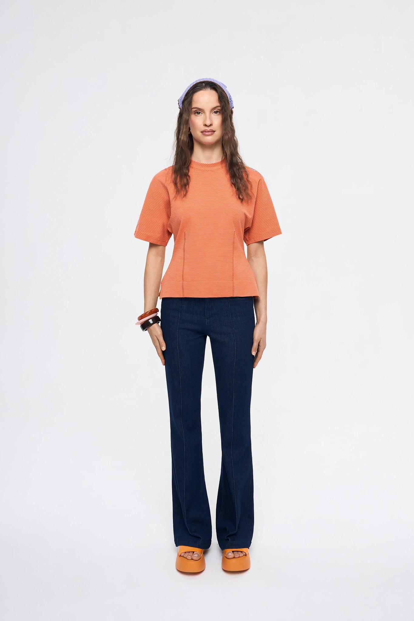 [pl][Modelka ma 174 cm i nosi rozmiar S] [en][The model is 174 cm and wears size S] [de][Das Model ist 174 cm groß und trägt Größe S]  t-shirt taliowany w paski damski outfit wiosna pomarańczowa bluzka