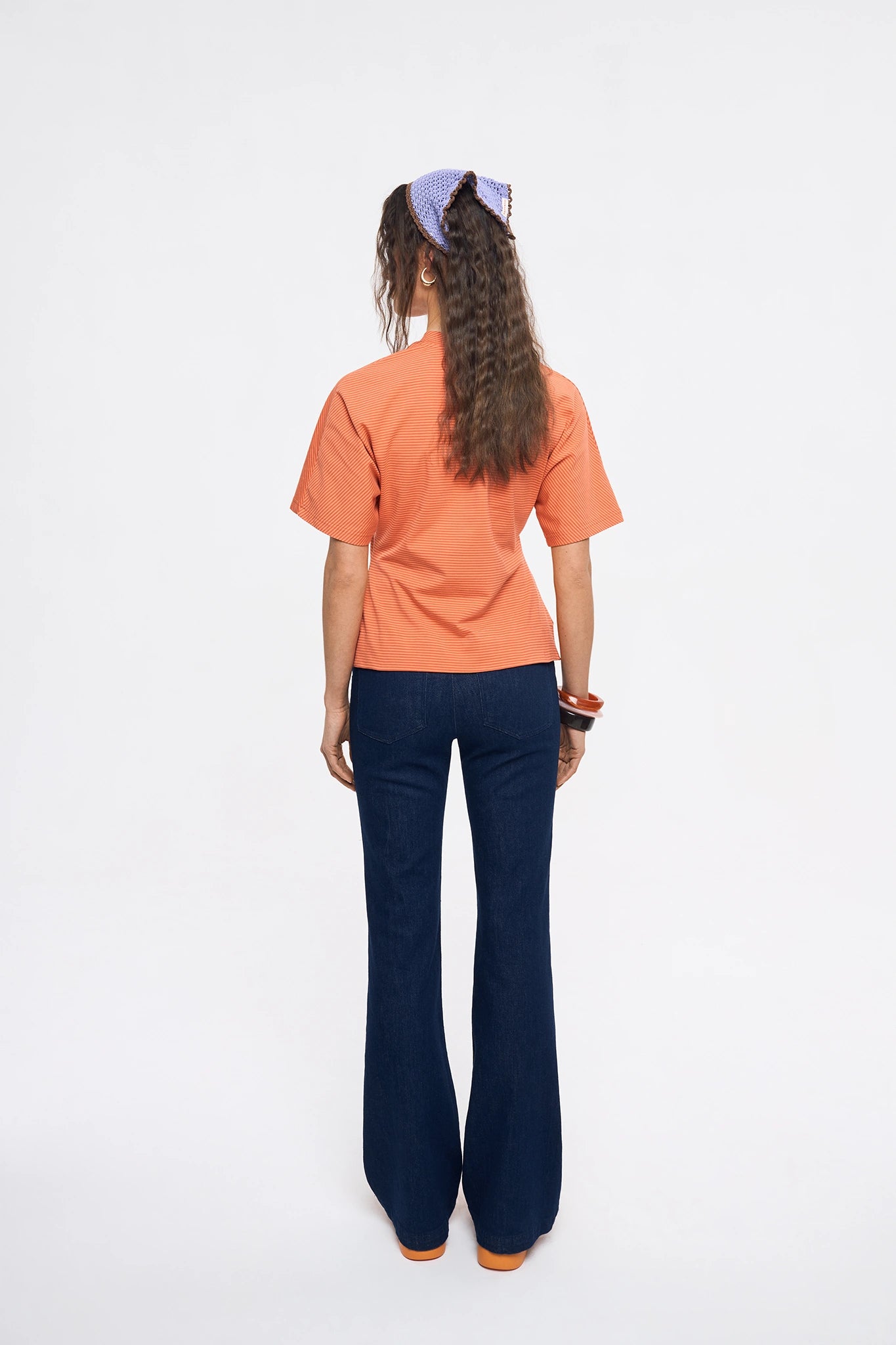 [pl][Modelka ma 174 cm i nosi rozmiar S] [en][The model is 174 cm and wears size S] [de][Das Model ist 174 cm groß und trägt Größe S]  t-shirt taliowany w paski damski outfit wiosna pomarańczowa bluzka