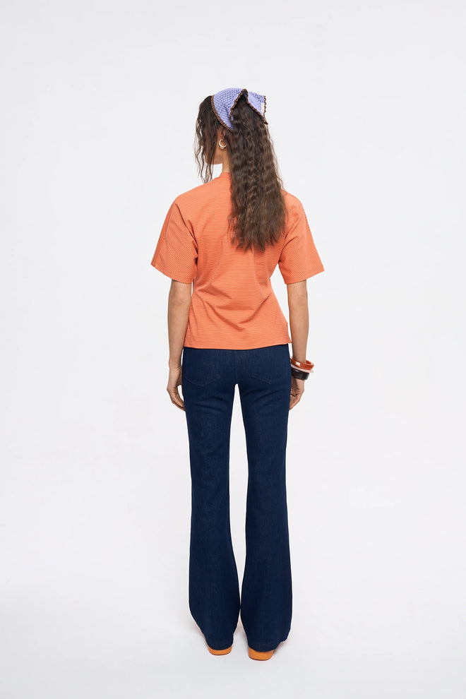[pl][Modelka ma 174 cm i nosi rozmiar S] [en][The model is 174 cm and wears size S] [de][Das Model ist 174 cm groß und trägt Größe S]  t-shirt taliowany w paski damski outfit wiosna pomarańczowa bluzka